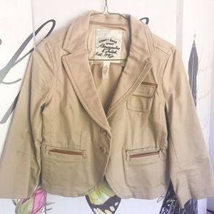 Abercrombie & Finch tan cropped blazer